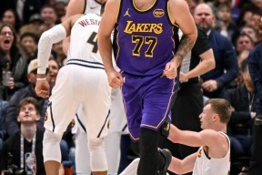 开云官方入口-包含东契奇在独行侠比赛中重要助攻，出色防守引发热议！赛场气氛高涨的词条