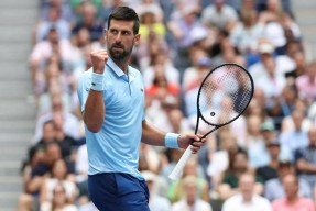 开云-德约科维奇遭遇三持续失利，TL教练压力巨大！观众掌声雷动(德约科维奇网球比赛)