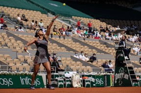 开云中国-大比分获胜首场状态出色，RNG观众沸腾！，大坂直美重返赛场赛场气氛高涨的简单介绍